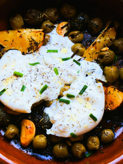 Una foto de Burrata con aceitunas asadas