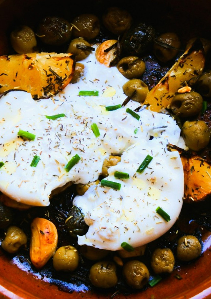 Una foto de Burrata con aceitunas asadas