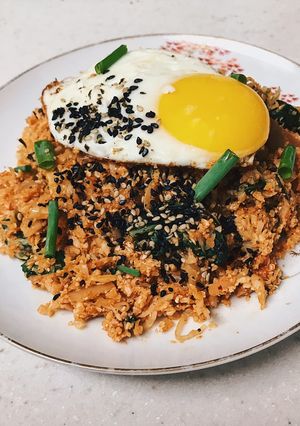 Hình của món Cơm chiên kimchi bằng bông cải trắng (keto cauliflower fried rice with kimchi).