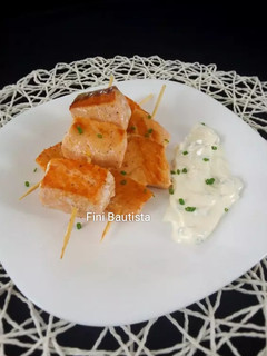 Una foto de Brochetas de salmón con salsa de yogur
