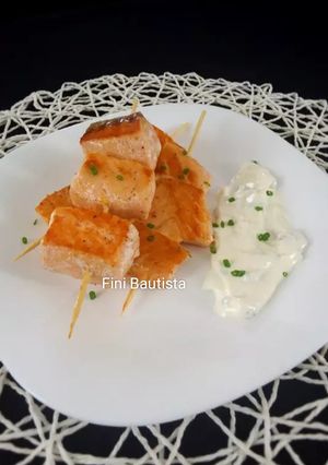 Una foto de Brochetas de salmón con salsa de yogur