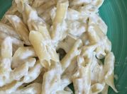 Una foto de salsa de queso azul para pastas