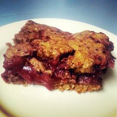 A picture of Healthy Strawberry & Blueberry Oatmeal Protein Bar.