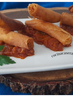 Una foto de Crujiente de langostinos con pisto