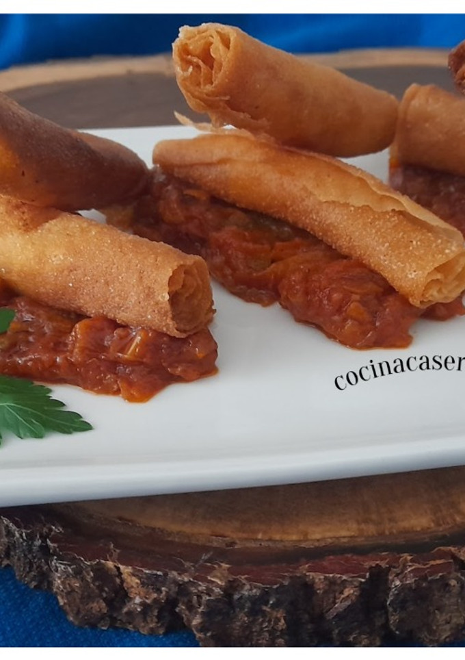 Una foto de Crujiente de langostinos con pisto