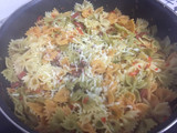 Pajaritas de pasta con chorizo y verduras