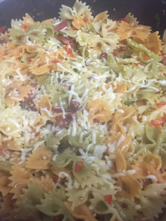 Una foto de Pajaritas de pasta con chorizo y verduras