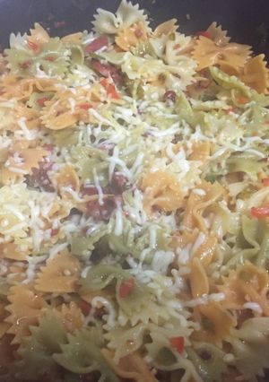 Una foto de Pajaritas de pasta con chorizo y verduras