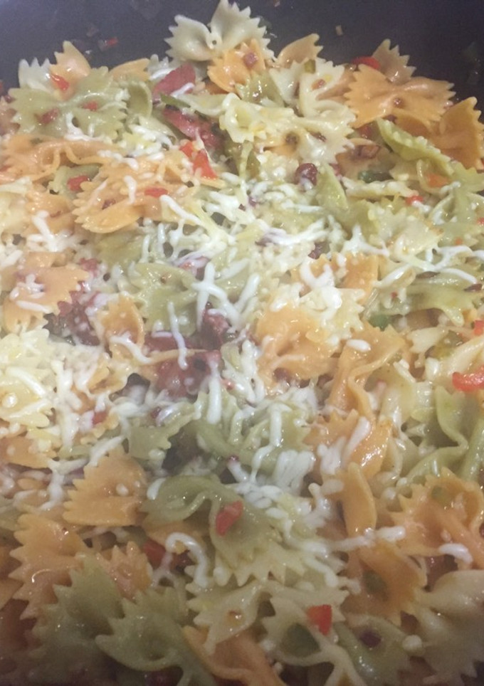 Una foto de Pajaritas de pasta con chorizo y verduras