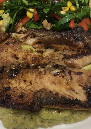 Una foto de Filete de tilapia al ajillo