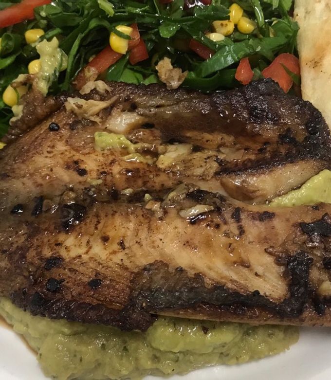 Una foto de Filete de tilapia al ajillo