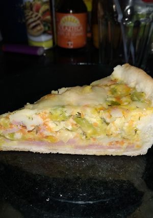 Una foto de Tarta de zapallitos, zanahoria, jamón y queso 🥮