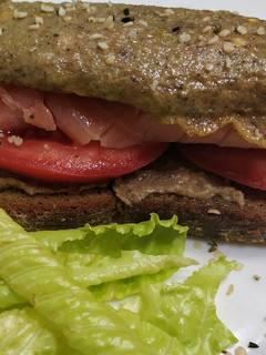 Una foto de Tosta de salmón y tortilla de semillas