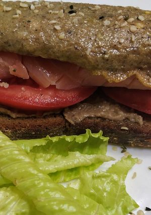 Una foto de Tosta de salmón y tortilla de semillas