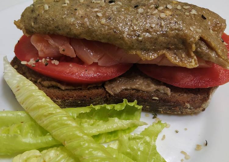 Tosta de salmón y tortilla de semillas