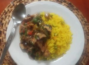 Una foto de Salteado de Shiitake y Verduras con Arroz Amarillo