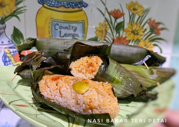 Langkah Mudah untuk Menyiapkan Nasi bakar teri petai yang Enak