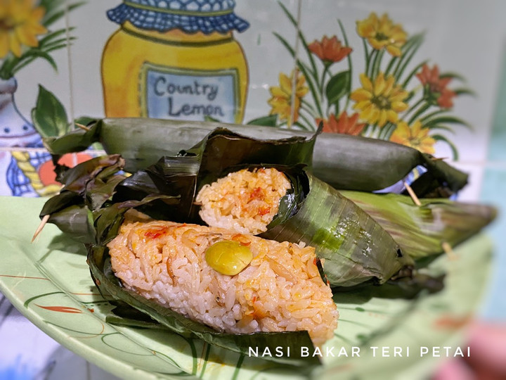 Langkah Mudah untuk Menyiapkan Nasi bakar teri petai yang Enak