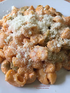 Una foto de Pasta tiburón de colores con gambas