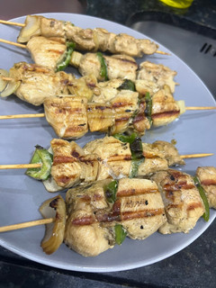 Una foto de Brochetas de pollo
