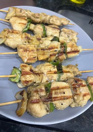 Una foto de Brochetas de pollo
