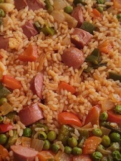 Una foto de Arroz con salchichas gordas