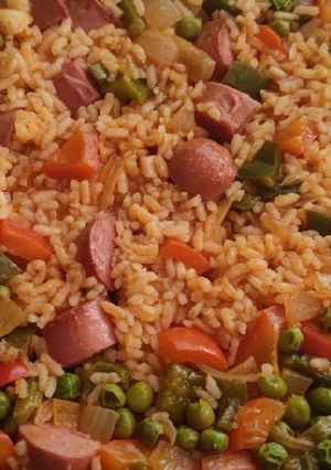 Una foto de Arroz con salchichas gordas