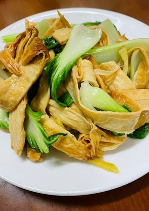 煙燻豆皮炒青江菜 的食譜成品照片