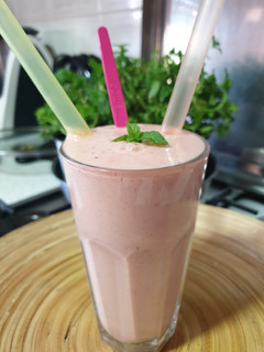 Una foto de Batido de mango con fresa, plátano y leche 🍓🍌