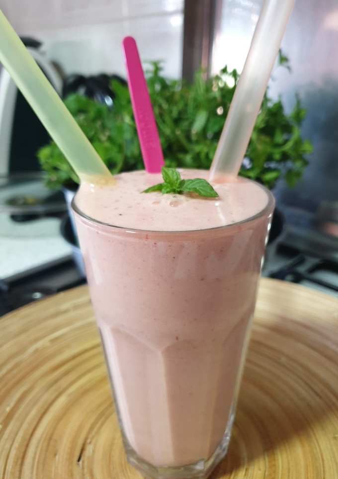 Una foto de Batido de mango con fresa, plátano y leche 🍓🍌