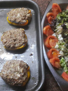 Una foto de Pimientos amarillos rellenos y ensalada de lechuga y tomate