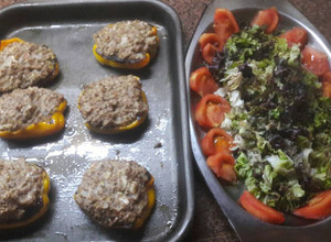 Una foto de Pimientos amarillos rellenos y ensalada de lechuga y tomate