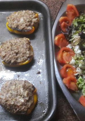 Una foto de Pimientos amarillos rellenos y ensalada de lechuga y tomate