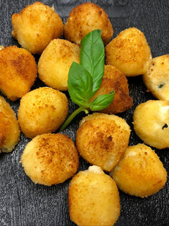 Una foto de Bolitas de mozzarella rellenas 🧀