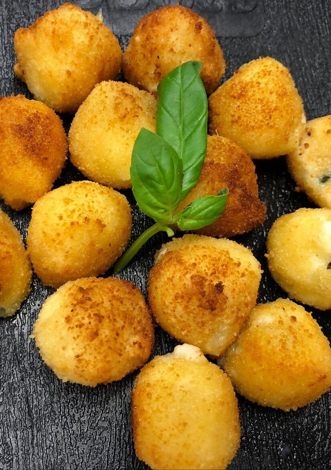 Una foto de Bolitas de mozzarella rellenas 🧀