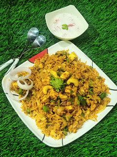 પનીર વેજ પુલાવ (Paneer Veg Pulao Recipe In Gujarati) રેસીપી મુખ્ય ફોટો