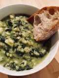 Stufato di tempeh con patate, spinaci e pak choi