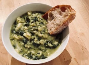 Foto di Stufato di tempeh con patate, spinaci e pak choi