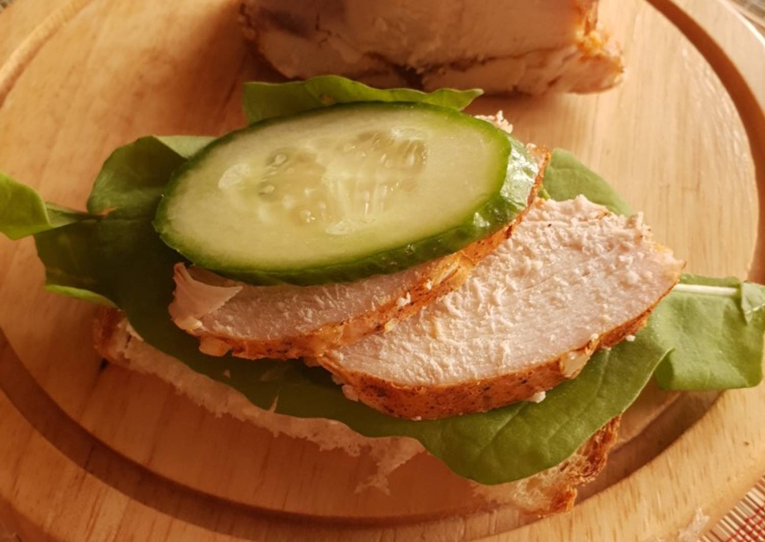 Бутербродная куриная грудка. Круассан сэндвич. Рецепт куриной грудки для бутербродов. Бюутерброды с копченным окороком. Бутерброды с куриной грудкой копченой.