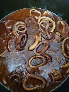 Una foto de Calamares en vino tinto