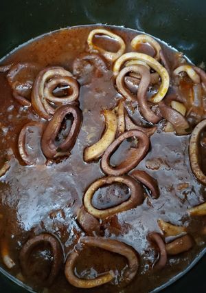 Una foto de Calamares en vino tinto