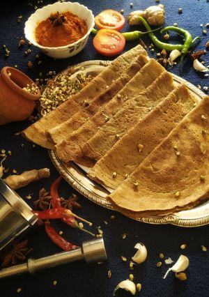સ્પ્રાઉટ્સ & ઓટ્સ ઢોસા વીથ ટોમેટો ચટણી (Sprouts & Oats Dosa Tomato Chutney Recipe In Gujarati) રેસીપી મુખ્ય ફોટો