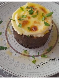 Una foto de Arroz negro con gambas y gratinado de alioli