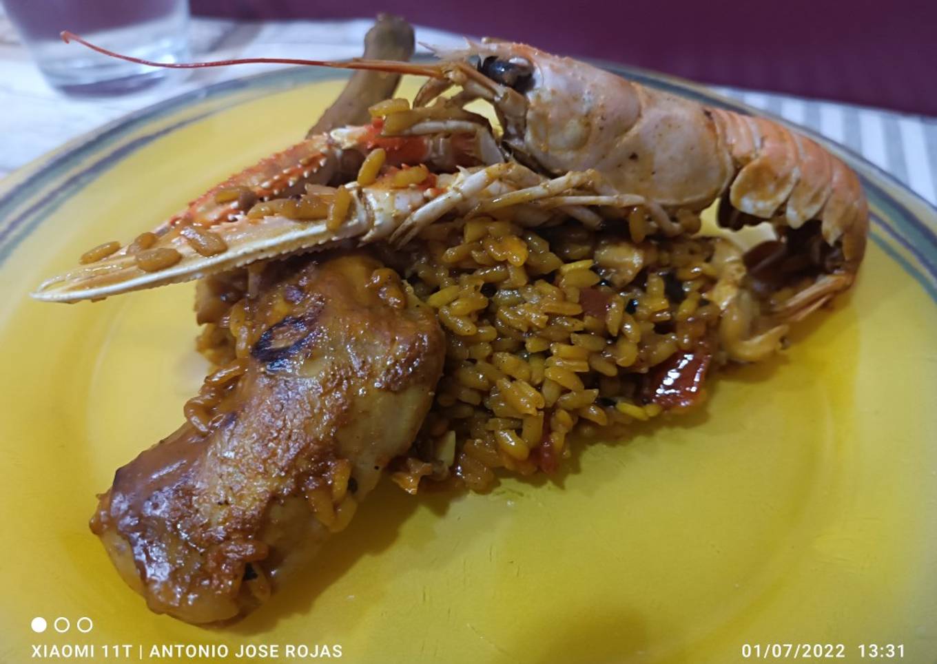 Arroz con manitas de conejo, cigalas, sepia y langostinos