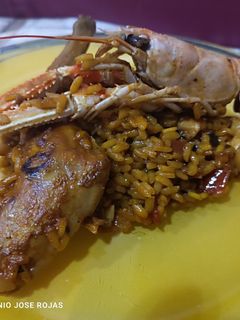 Una foto de Arroz con manitas de conejo, cigalas, sepia y langostinos