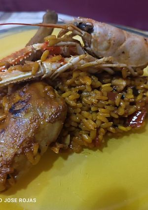 Una foto de Arroz con manitas de conejo, cigalas, sepia y langostinos