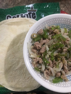 Una foto de Relleno para sándwich o wrap con atún y verduras