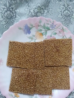 તલ ની ચીક્કી (Til chikki Recipe In Gujarati) રેસીપી મુખ્ય ફોટો