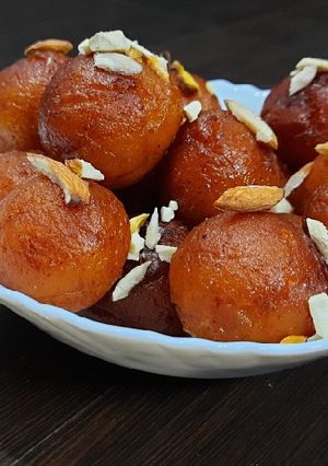 A picture of Gulab Jamun.
