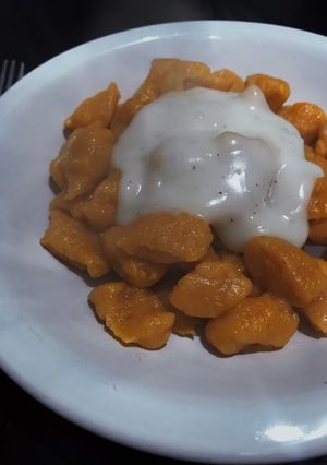 Una foto de Ñoquis de zapallo con salsa blanca